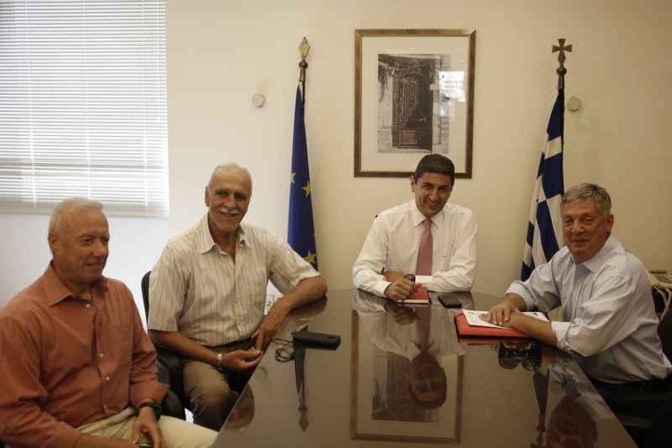 Ο υφυπουργός Αθλητισμου Λ. Αυγενάκης συνομιλεί με με τον πρόεδρο του ΣΕΓΑΣ Κώστα Παναγόπουλο (Α) και τον Γενικό γραμματέα  Βασίλη Σεβαστή  (2Α) κατα την διάρκεια συνάντησης τους, Αθήνα, Τρίτη 3 Σεπτεμβρίου 2019.