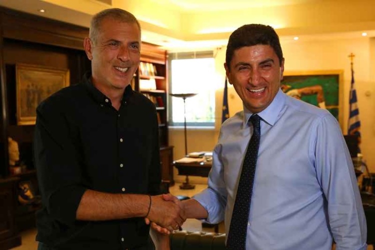 Ο υφυπουργός Αθλητισμού Λευτέρης Αυγενάκης υποδέχεται τον Γιάννη Μώραλη, δήμαρχο Πειραιά και πρόεδρο της Π.Α.Ε. Ολυμπιακός, στη συνάντηση τους στο υπουργείο, Αθήνα Δευτέρα 2 Σεπτεμβρίου 2019. ΑΠΕ-ΜΠΕ/ΑΠΕ-ΜΠΕ/ΟΡΕΣΤΗΣ ΠΑΝΑΓΙΩΤΟΥ