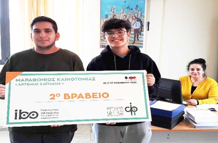 Οι βραβευμένοι φοιτητές του ΤΕΠΔΔΙ με την αναπληρώτρια πρόεδρο του τμήματος κ. Θεοδώρα Μουρατίδου