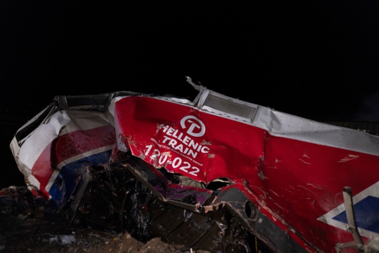 Κατεστραμμένα βαγόνια μετά τη σύγκρουση των δύο τραίνων, σε δυστύχημα που σημειώθηκε έξω από την Λάρισα, Τετάρτη 1 Μαρτίου 2023. Μία επιβατική αμαξοστοιχία συγκρούσθηκε με μία εμπορευματική έξω από τη  Λάρισα, ενώ εκτροχιάστηκαν τα δύο πρώτα βαγόνια της επιβατικής αμαξοστοιχίας και εκδηλώθηκε πυρκαγιά. Τουλάχιστον 29  άνθρωποι έχασαν τη ζωή τους και άλλοι 85 τραυματίστηκαν, πολλοί από τους οποίους βρίσκονται σε σοβαρή κατάσταση, στη σύγκρουση επιβατικής με εμπορευματική αμαξοστοιχία στα Τέμπη αργά το βράδυ της Τρίτης.Το τραγικό δυστύχημα έγινε στην περιοχή Ευαγγελισμός, σε μικρή απόσταση από τη Λάρισα και τα Τέμπη. Στην επιχείρηση απεγκλωβισμού και διάσωσης συμμετέχουν 150 πυροσβέστες και το Εθνικό Κέντρο Άμεσης Βοήθειας με 40 ασθενοφόρα. Στο έργο τους συνδράμουν 32 αστυνομικοί με 15 περιπολικά. Παράλληλα, έχουν σπεύσει επιτόπου γερανοφόρα οχήματα.ΑΠΕ-ΜΠΕ/ΑΠΕ-ΜΠΕ/ΑΧΙΛΛΕΑΣ ΧΗΡΑΣ