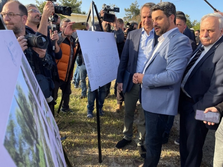 Ο Πρωθυπουργός Κυριάκος Μητσοτάκης και ο Δήμαρχος Χανίων, Παναγιώτης Σημανδηράκης στο Στρατόπεδο Ταξ. Δ. Μαρκοπούλου