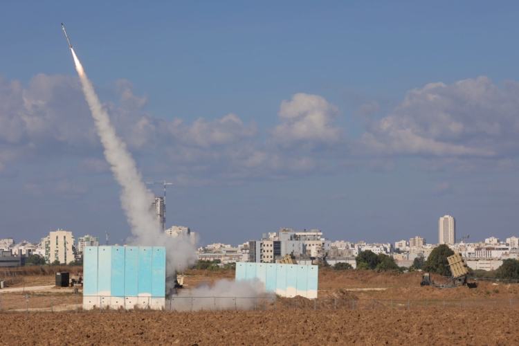 epa10904641 An Iron Dome counter attack in Ashdod following rocket launches from Gaza, 07 October 2023. Rocket barrages were launched from the Gaza Strip early Saturday in a surprise attack claimed by the Islamist movement Hamas. EPA/ABIR SULTAN