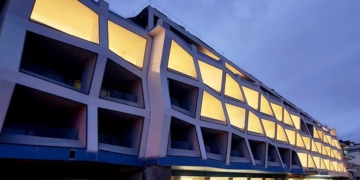 Η φωτισμένη όψη του Inter Continental Resort Crete