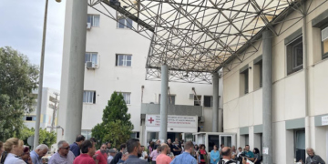 Οι δυνατοί άνεμοι ξεκόλλησαν κομμάτι πλεξιγκλάς από το στέγαστρο στην είσοδο του Τ.Ε.Π. του Νοσοκομείου Αγ. Νικολάου