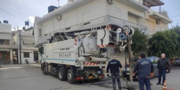 Εργασίες απόφραξης αγωγών σε κεντρικούς δρόμους της Ιεράπετρας