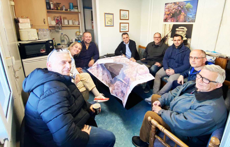Φωτο: Από αριστερά: Μανόλης Σαρειδάκης (Ταμίας), Ζωή Σγουρού, Γιώργος Σαρειδάκης (Πρόεδρος), Μανούσος Πεδιαδίτης (Αντιδήμαρχος), Δημήτρης Αγαπητός (Πρόεδρος Λιμ. Ταμείου), Γιώργος Αστρουλάκης (Πρόεδρος ΔΑΕΑΝ),Στάθης Γραφανάκης (Γεν. Γραμματέας), Σπύρος Μαυροειδής (Αντιπρόεδρος)