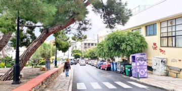 Μήπως αυτό το πεύκο γέρνει επικίνδυνα;