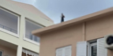 Κρήτη: Κάλεσε την αστυνομία, λέγοντας ότι θα… πέσει από την ταράτσα