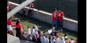 Τρόμος στο Κάνσας: Μία μητέρα νεκρή και πάνω από 20 τραυματίες από πυρά στην παρέλαση των νικητών του Super Bowl