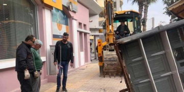 Απομάκρυνση περιπτέρου έξω από το Ταχυδρομείο Ιεράπετρας