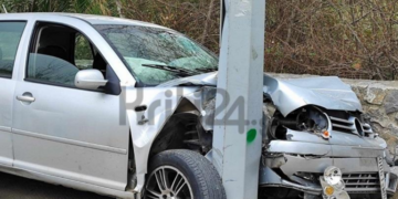 Κρήτη: Αυτοκίνητο “καρφώθηκε” σε στύλο και σφήνωσε σε τοίχο