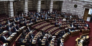Ψηφίζεται απόψε το νομοσχέδιο για τα ομόφυλα ζευγάρια – Ποιοι διαφοροποιούνται