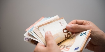Πρόταση ΓΣΕΕ για κατώτατο μισθό στα 908 ευρώ