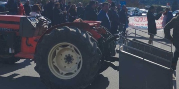 Σε συμβολικό ολιγόλεπτο αποκλεισμό της Εθνικής Οδού Χανίων-Ρεθύμνου προχώρησαν σήμερα αγρότες