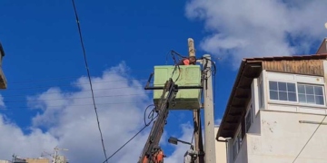 Αντικατάσταση στύλου της ΔΕΗ από εναερίτες (βίντεο)