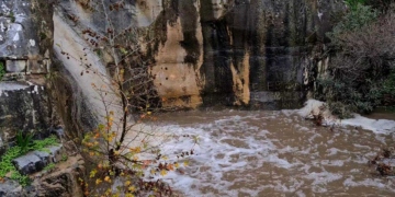 Εντυπωσιακό θέαμα στο φαράγγι Χα από τα ορμητικά νερά που κατεβαίνουν από τη Θρυπτή (βίντεο)