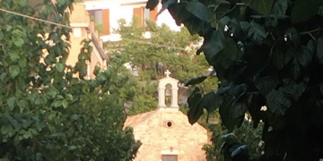 Στο βάθος κήπος…