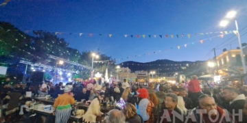 Με αποκριάτικη διάθεση, κέφι, πολύ κόσμο και μουσική οι αποκριάτικες εκδηλώσεις στη Νεάπολη (βίντεο)
