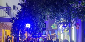 “Blue Night”: Ο Άγιος Νικόλαος… ντύθηκε μπλε και χόρεψε μέχρι το πρωί σε ρυθμούς καρναβαλιού! (βίντεο)