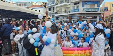 Το “Καρναβάλι της Λίμνης”… πλημμύρισε με κόσμο και κέφι τον Άγιο Νικόλαο – Εντυπωσιακή προσέλευση στην παρέλαση (βίντεο)