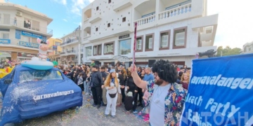 Το “Καρναβάλι της Λίμνης”… πλημμύρισε με κόσμο και κέφι τον Άγιο Νικόλαο – Εντυπωσιακή προσέλευση στην παρέλαση (βίντεο)