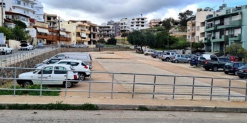 Τα… κακάκια των σκύλων και ο τρόπος που παρκάρουμε!
