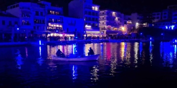 Νύχτα καρναβαλιού με την πλωτή παρέλαση… σε χρώμα μπλε! (βίντεο)