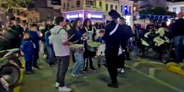 Νυκτερινή καρναβαλική παρέλαση! Όλη η πόλη ένα πάρτι! (βίντεο)