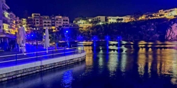 Φωταγωγήθηκε στα μπλε η πόλη του Αγίου Νικολάου