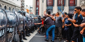 Αργεντινή: Συγκρούσεις αστυνομικών – διαδηλωτών, παραμονή των 100 ημερών της προεδρίας Μιλέι