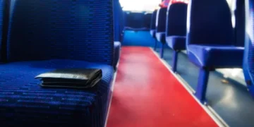 Υπάρχει ακόμη φιλότιμο: βρήκε το πορτοφόλι και το παρέδωσε τον ιδιοκτήτη του