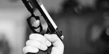 Ανήλικος πυροβόλησε αυτοκίνητο! – Χειροπέδες στον ίδιο και τον πατέρα του