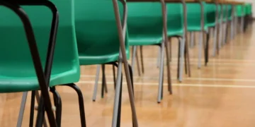 Χειροπέδες σε καθηγητή Γυμνασίου – Γονείς τον κατηγορούν για ψυχολογική και σωματική βία