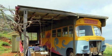 Ένα παλιό λεωφορείο στην παραλία Ανωγείων Μεραμπέλλου είναι δημοφιλές Airbnb