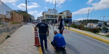 Ξεκίνησαν να αφαιρούνται κολωνάκια από κεντρικούς δρόμους του Αγίου Νικολάου (βίντεο)
