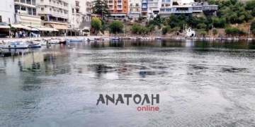 Η πανσέληνος και ο στροβιλισμός στη ροή του νερού κάτω από τη γέφυρα (βίντεο)