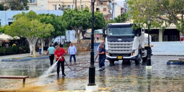 Μετά το… χρωματοπόλεμο η υδροφόρα ανέλαβε τον καθαρισμό της Λίμνης (βίντεο)