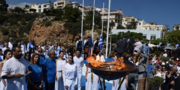 Η Ολυμπιακή Φλόγα στον Άγιο Νικόλαο (φωτογραφίες – βίντεο)