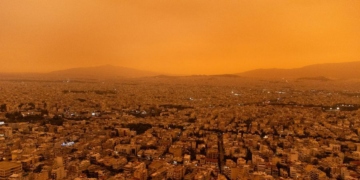 Αφρικανική σκόνη κάλυψε τη χώρα – Πότε υποχωρεί το φαινόμενο