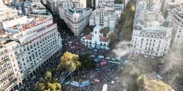 Αργεντινή: Ογκώδεις διαδηλώσεις υπέρ του δημόσιου πανεπιστημίου και κατά της πολιτικής λιτότητας