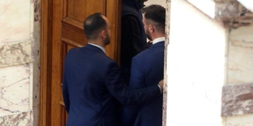 Πρωτοφανές επεισόδιο στη Βουλή: Πρώην βουλευτής των Σπαρτιατών γρονθοκόπησε τον βουλευτή της Ελληνικής Λύσης Βασίλη Γραμμένο