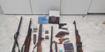 Κατασχέθηκαν πολεμικό τυφέκιο, 2 πιστόλια, περίστροφο, κυνηγετικά όπλα, 595 φυσίγγια και κροτίδες