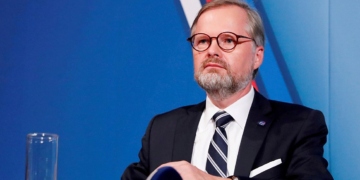 Πετρ Φιάλα: Είκοσι χώρες θα αγοράσουν εκτός Ευρώπης 500.000 οβίδες για τον ουκρανικό στρατό