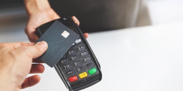 Διασύνδεση ταμειακών – POS: 12.000 επιχειρήσεις μπαίνουν τώρα στο στόχαστρο της Εφορίας