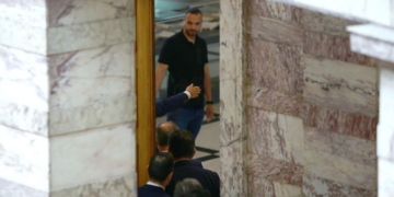 Ξυλοδαρμός στη Βουλή: Σήμερα απολογείται για κακούργημα ο Κων. Φλώρος