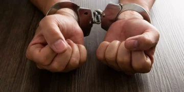 Κρήτη: Βρήκαν οι αστυνομικοί αυτούς που «χτυπούσαν» αυτοκίνητα στο Αγιοφάραγγο