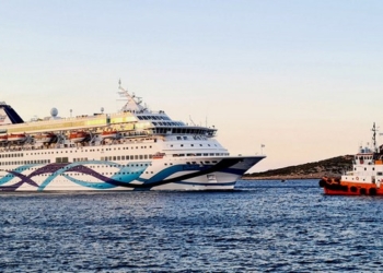 Το Crown Iris και τα κρουαζιερόπλοια στο λιμάνι του Αγίου Νικολάου