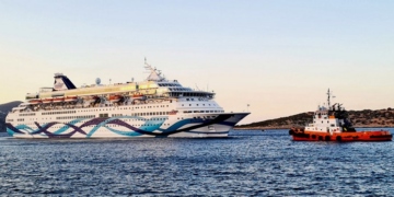 Το Crown Iris και τα κρουαζιερόπλοια στο λιμάνι του Αγίου Νικολάου