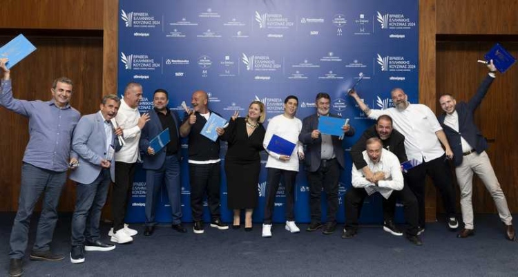 Με Βραβείο Ελληνικής Κουζίνας από την Κρήτη βραβεύθηκαν (από αριστερά): Γιώργος Χατζημανωλάκης («Λεβέντης», 14/20, Άνω Σταλός Χανιών), Αντώνης Πετρέλης («The Yacht Club», Ξεν.«Elounda Mare», 14,5/20, Ελούντα), Σήφης Φραγικιαδάκης («Αλέκος», 14/20, Αρμένοι Ρεθύμνο), Χρυσόστομος Ορφανουδάκης («Χρυσόστομος», 14/20, Χανιά), Παναγιώτης Μαγγανάς («Πεσκέσι», 14/20, Ηράκλειο), Κυριάκος Μυλωνάς & Γιάννης Μπαξεβάνης («La Bouillabaisse», Ξεν.«Minos Beach Art Hotel», 14,5/20, Άγιος Νικόλαος), Ονήσιμος Σαριδάκης («Ονήσιμος», 14/20, Ηράκλειο), Μιχάλης Χάσικος («Hasika», 14,5/20, Ρέθυμνο), Κωνσταντίνος Μάνδυλας («Taverna», Ξεν.«Daios Cove Luxury Resort & Villas», 14,5/20, Άγιος Νικόλαος), Γιάννης Ροκανάς («Cremnos», Ξεν.«Acro Suites», 14,5/20, Αγ. Πελαγία Ηρακλείου). Επιπλέον βραβεύθηκε το εστιατόριο «Ferryman» (14,5/20, Ελούντα). Την βράβευση έκανε η Αλεξία Μαχαίρα, Υπεύθυνη Εταιρικής Επικοινωνίας & Βιωσιμότητας ΑΒ Βασιλόπουλος.