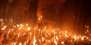 Η μεταφορά του Αγίου Φωτός στην Κρήτη